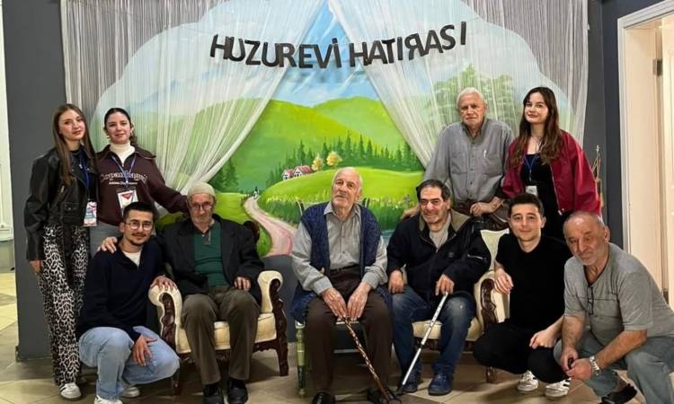 Öğrencilerimizden Huzurevi Ziyareti